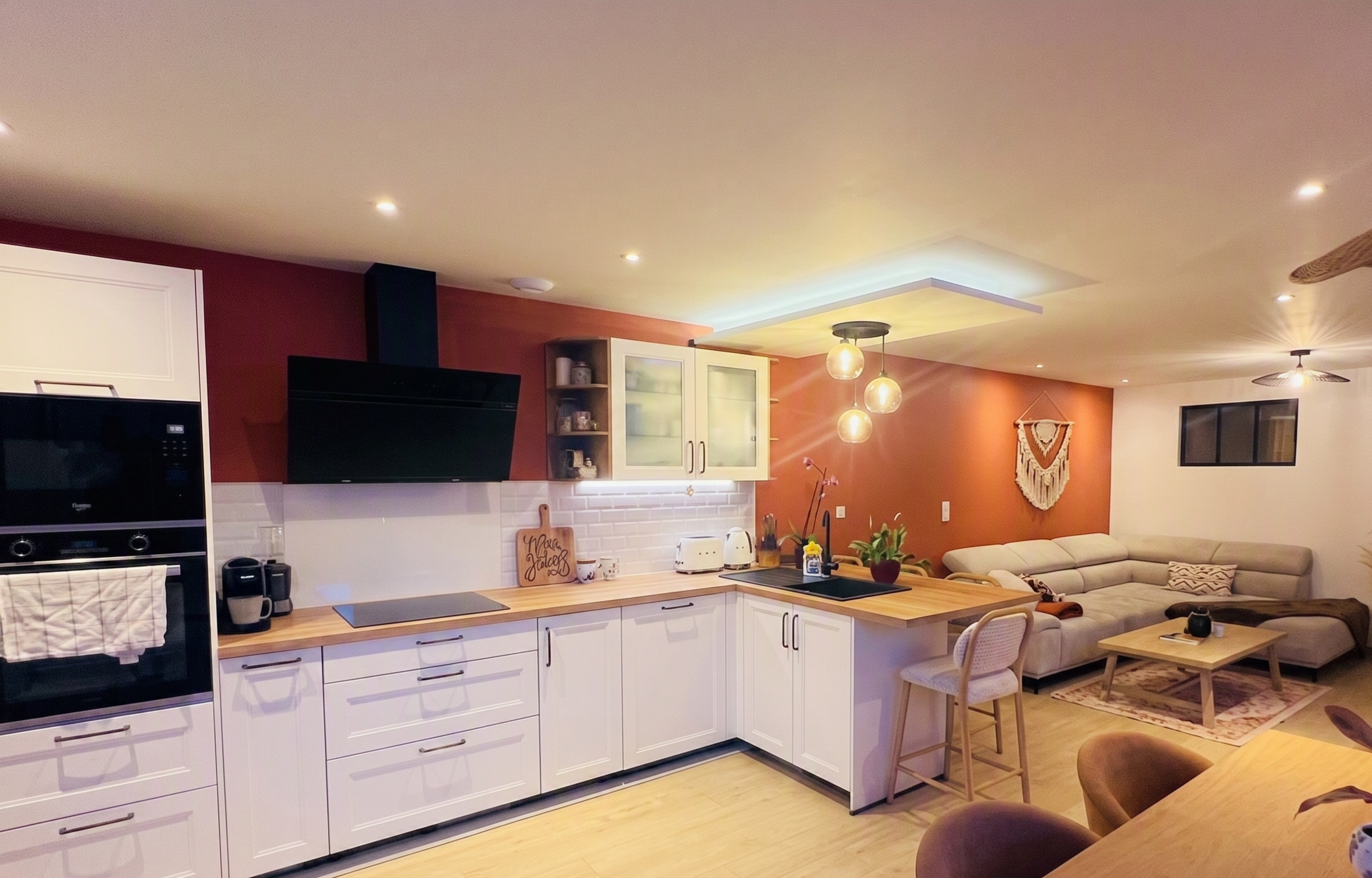 Cuisine ouverte rénovée avec mur d'accent terracotta et finitions soignées, réalisation LavauxRenov à Nancy