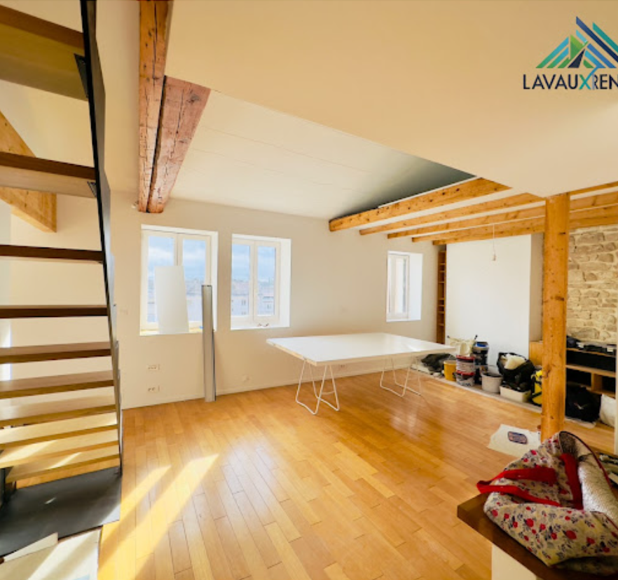 Appartement lumineux rénové : parquet, poutres apparentes et murs blancs repeints par LavauxRenov